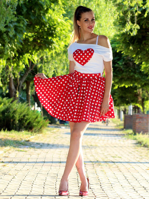 Polkadot klänning vanligt på tjejer inom 20-talets Rockabilly stil