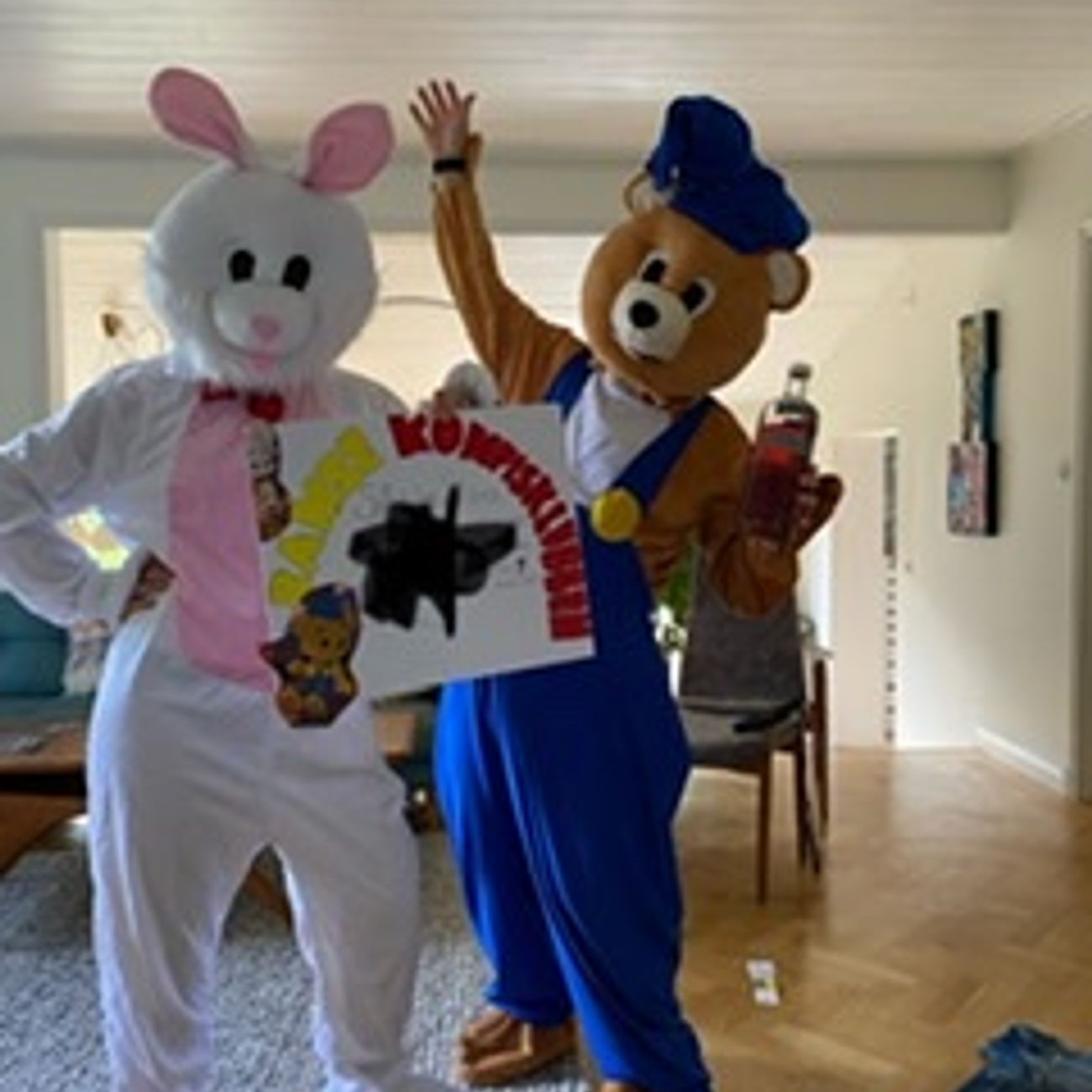 Nalledräkt som med blå mössa och blå hängselbyxor blir Bamse